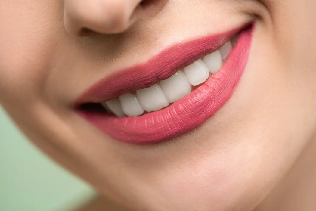 Jaki kolor szminki powiększa usta? Jak powiększyć usta domowymi sposobami? 