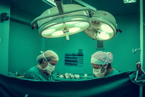 Narzędzia chirurgiczne niezbędne podczas operacji