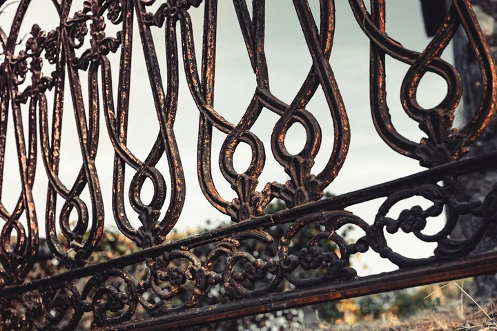 Malowanie ogrodzeń stalowych vs ogrodzeń drewnianych – różnice w podejściu