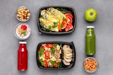 Komu szczególnie polecany jest catering dietetyczny od WygodnejDiety i jakie efekty zdrowotne przynosi po pierwszym miesiącu stosowania?