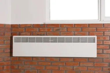 Grzejnik kanałowy w podłodze przy oknie