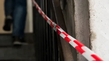 Kamery uchwyciły mężczyznę po zniszczeniu drzwi w Katowicach