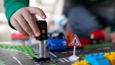 Klocki LEGO zamiast pogadanki. Katowiccy strażnicy uczą dzieci zasad ruchu