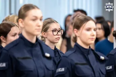 67 nowych policjantów złożyło ślubowanie w Katowicach. Teraz szkolenie