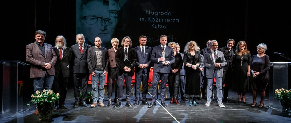 Zdjęcie zbiorowe uczestników gali Nagrody 2022. W środku Szczepan Twardoch trzymający statuetkę projektu Erwina Sówki.