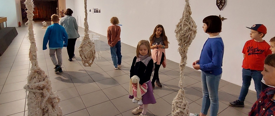 Zdjęcie dzieci zwiedzających wystawę w galerii BWA. 