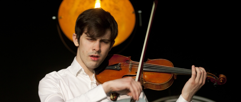 Michał Orlik gra z pasją na skrzypcach