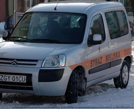 Straż Miejska odholowuje zapomniany wrak chryslera z ulicy Koszalińskiej