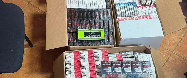 Tysiące papierosów bez akcyzy znaleziono w samochodzie na targowisku