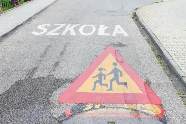 Przy 124 szkołach odnowiono oznakowanie. Sprawdzają też oświetlenie przejść