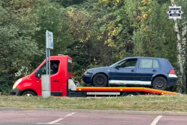 Ośmiu pasażerów w Volkswagenie - dwóch policjanci znaleźli w bagażniku