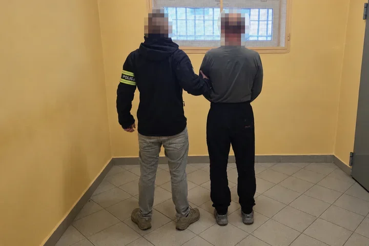 Metalowe pudełko i 100 tys. zł. Katowiccy kryminalni zatrzymali 53-latka