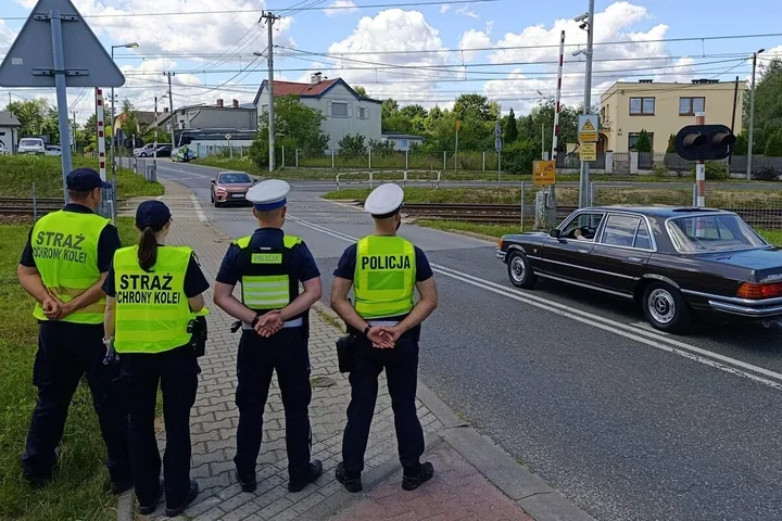 W Katowicach pilnują przejazdu kolejowego. Mandat może wynieść 2000 zł