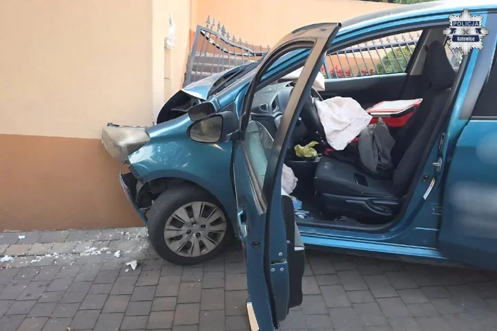 Ulica Morawy: kierowca Toyoty uderzył w ogrodzenie i budynek