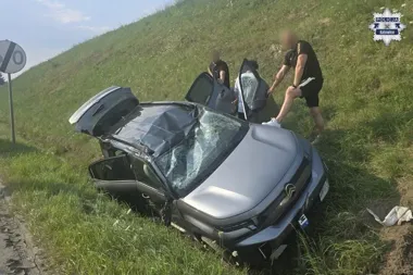 Wracali z Małopolski. W Rabce-Zdroju zobaczyli samochód w rowie