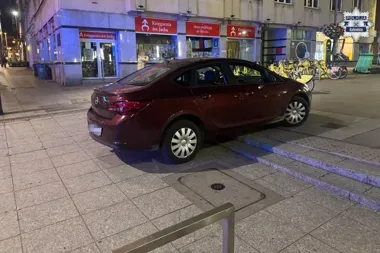 Ponad 1,5 promila i Opel na schodach katowickiego Rynku