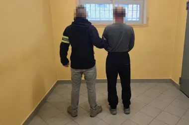 Metalowe pudełko i 100 tys. zł. Katowiccy kryminalni zatrzymali 53-latka