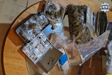 Przeszukanie w Szopienicach zakończyło się aresztem. Zabezpieczono ponad 2 kg narkotyków