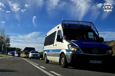 Flaga i pirotechnika na meczu GKS Katowice - policja ustala uczestników