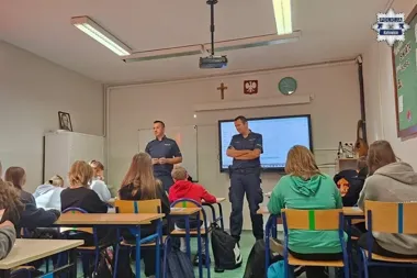 Katowiccy dzielnicowi przypomnieli młodzieży zasady jazdy hulajnogą