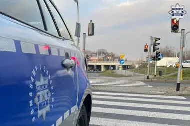 Patrole katowickiej drogówki w akcji - piesi i kierowcy pod szczególnym nadzorem