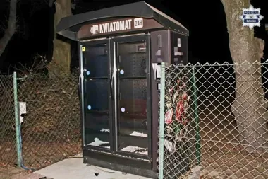 Dzień Kobiet skończył za kratami - 36-latek zniszczył tramwaj i włamał się do kwiatomatu