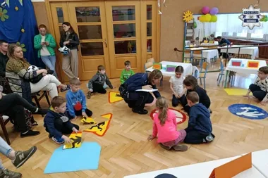 Katowickie przedszkola zamieniły się w miasteczka rowerowe - policjanci oceniali najmłodszych