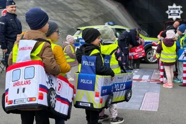 Policyjny radiowóz przyciągnął dzieci na nietypowej akcji w Katowicach