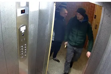 Kamery zarejestrowały wandali niszczących drzwi windy na Piastów