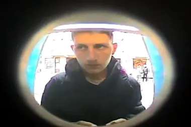 Po dwóch kodach zniknęło 1000 zł - policja pokazuje wizerunek mężczyzny