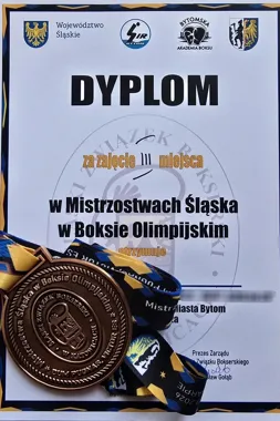 Katowicki policjant po służbie wszedł na podium w bokserskim ringu