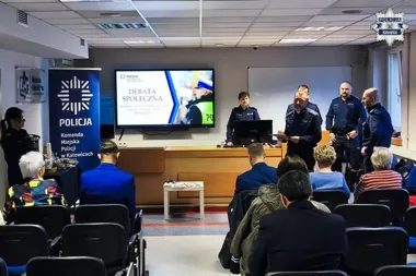 W auli AGH policjanci pokazali jak nie paść ofiarą oszustów - debata w Katowicach