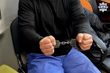 Schował się w kontenerze na śmieci - drogówka znalazła ponad kilogram narkotyków