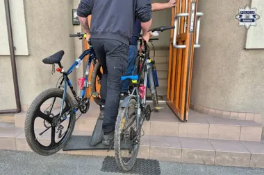 Kradzież z katowickiej klatki - policja szybko namierzyła trójkę podejrzanych