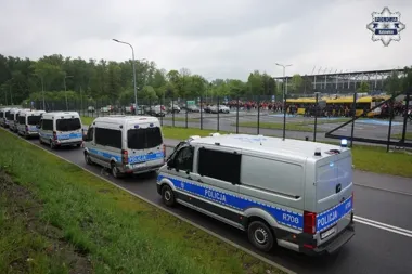 Ostatni mecz sezonu w Katowicach skończył się pirotechniką na sektorach