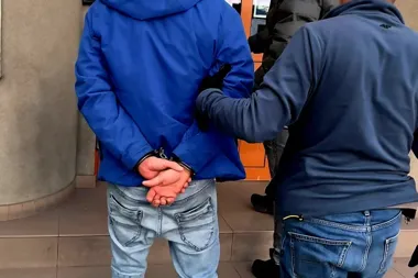 Butelka alkoholu i groźby - 39-latek zatrzymany po kradzieży w Katowicach