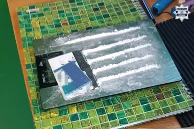 3 tysiące działek w mieszkaniu i garażu - katowiccy policjanci zatrzymali dwóch mężczyzn