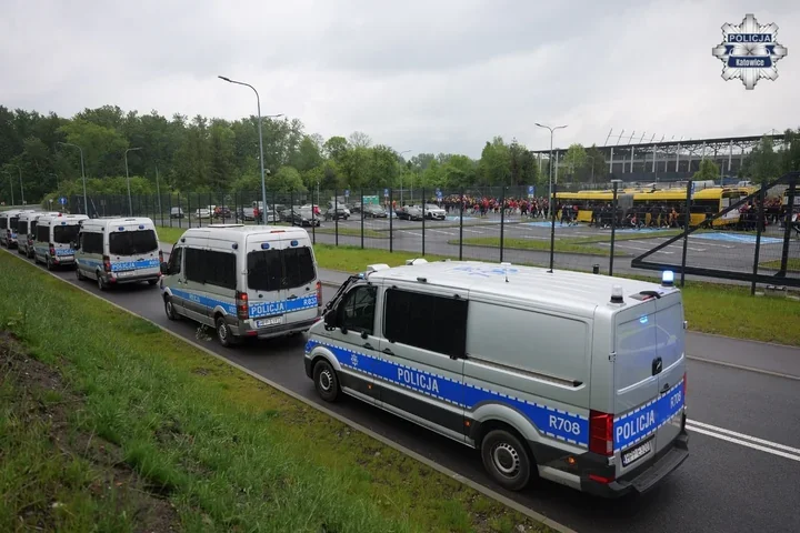 Ostatni mecz sezonu w Katowicach skończył się pirotechniką na sektorach