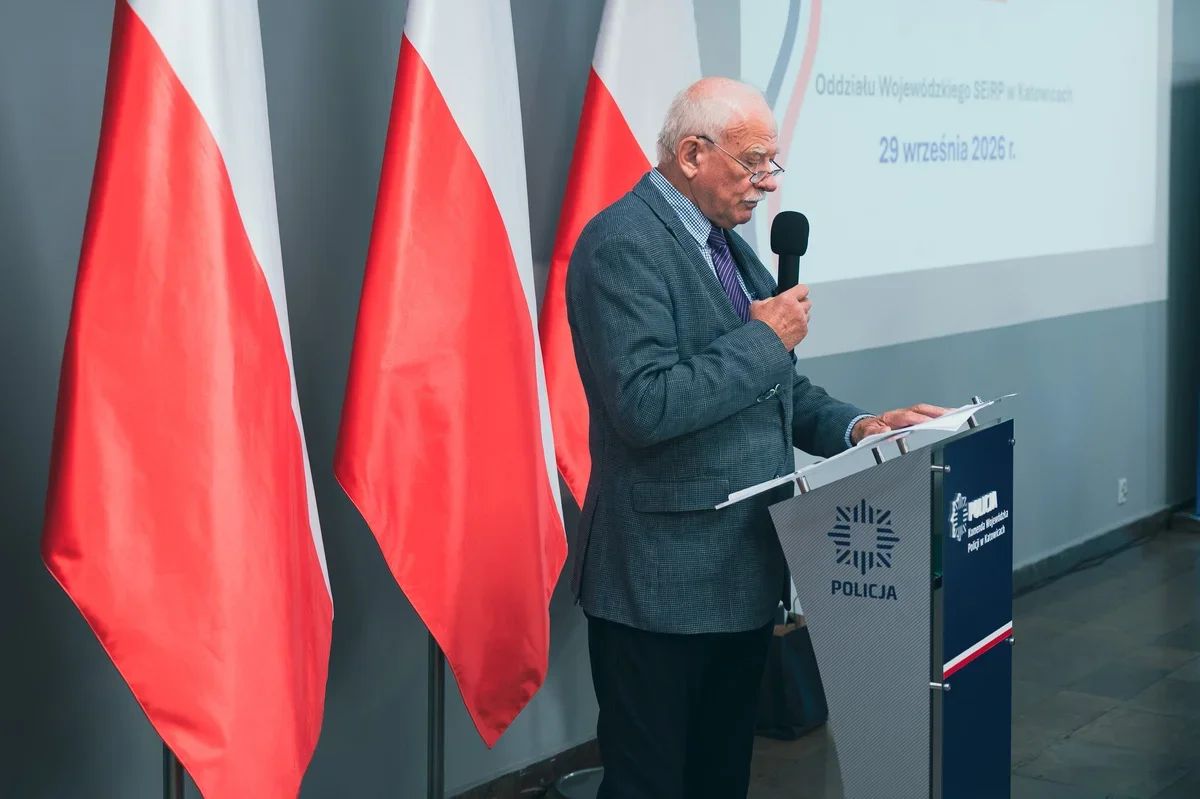 Mężczyzna w garniturze przemawia z pulpitu oznaczonego „POLICJA” podczas uroczystości w katowickim oddziale wojewódzkim SERRP, 29 września 2026 r.