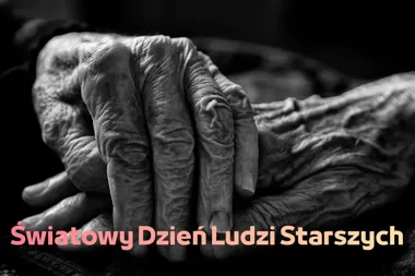 Czarne ręce splecionych dłoni starszej osoby, u dołu napis „Światowy Dzień Ludzi Starszych”.