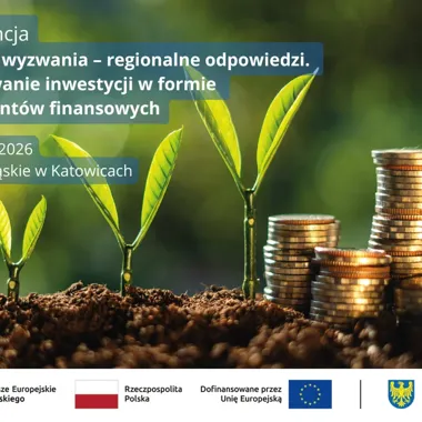 Trzy młode rośliny rosnące z gleby obok stosów monet, symbolizujące finansowanie inwestycji i wzrost gospodarczy.