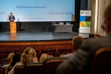 Mężczyzna przemawia przy mównicy podczas konferencji w Katowicach 8 września 2026 roku.