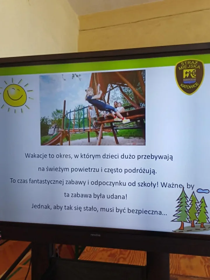 Strażniczki miejskie nie przerwały działań po dzwonku. Uczą dzieci na półkoloniach w Katowicach
