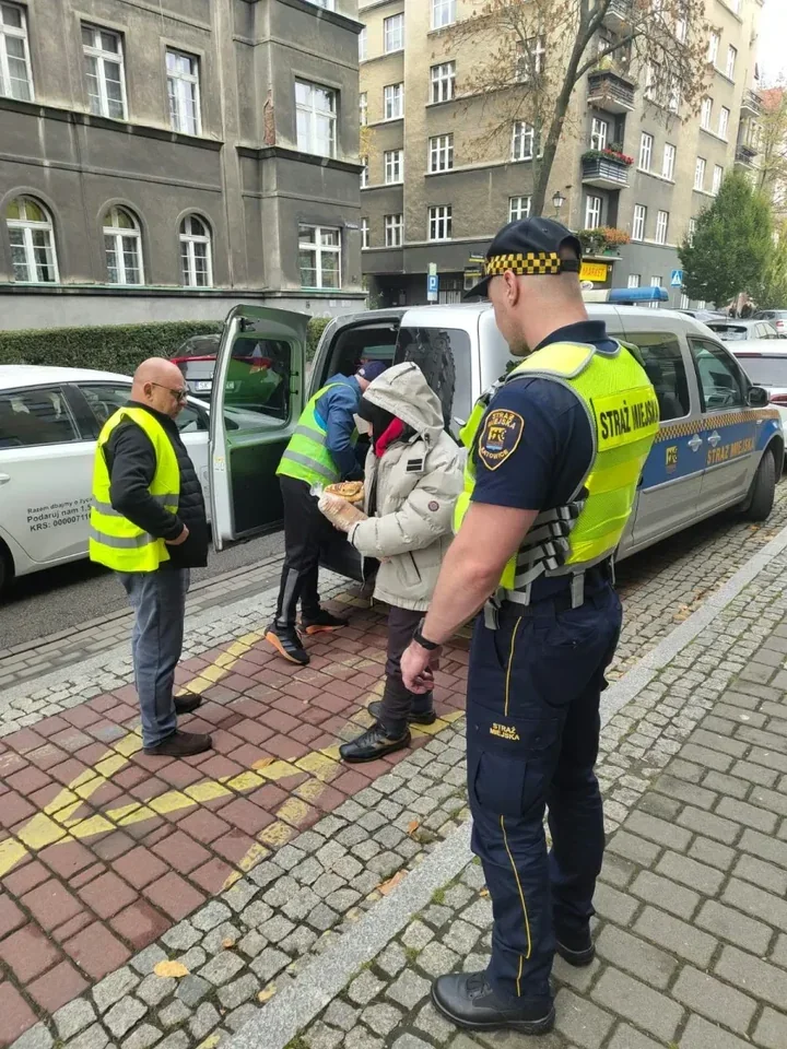 Strażnicy ruszyli w teren z gorącą zupą. Pomoc dotarła do osób bez dachu nad głową