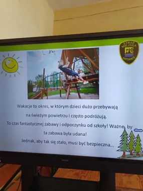 Strażniczki miejskie nie przerwały działań po dzwonku. Uczą dzieci na półkoloniach w Katowicach