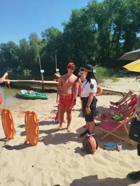 Na plaży Morawa pojawili się policjantka i ratownicy. Chodziło o jedno
