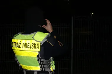 Nocne patrole przy cmentarzach w Katowicach. Strażnicy używają noktowizorów