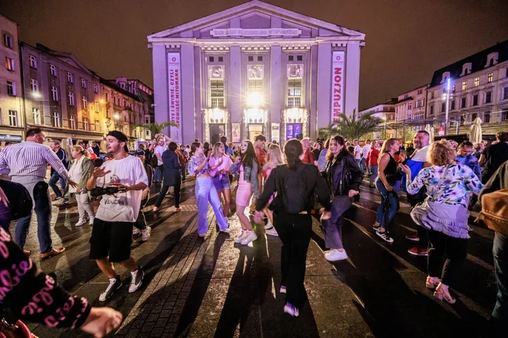 Katowice zatańczą przed Teatrem Śląskim - wieczór pełen letnich hitów