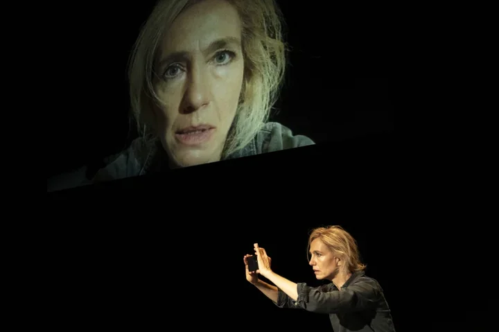 Mocny wieczór w Teatrze Śląskim - Milo Rau pokazuje „The Seer/Die Seherin”