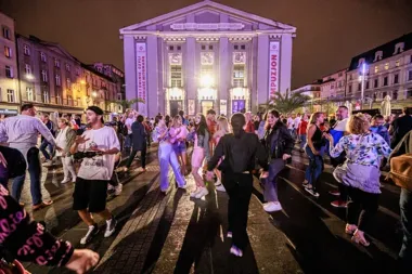 Katowice zatańczą przed Teatrem Śląskim - wieczór pełen letnich hitów